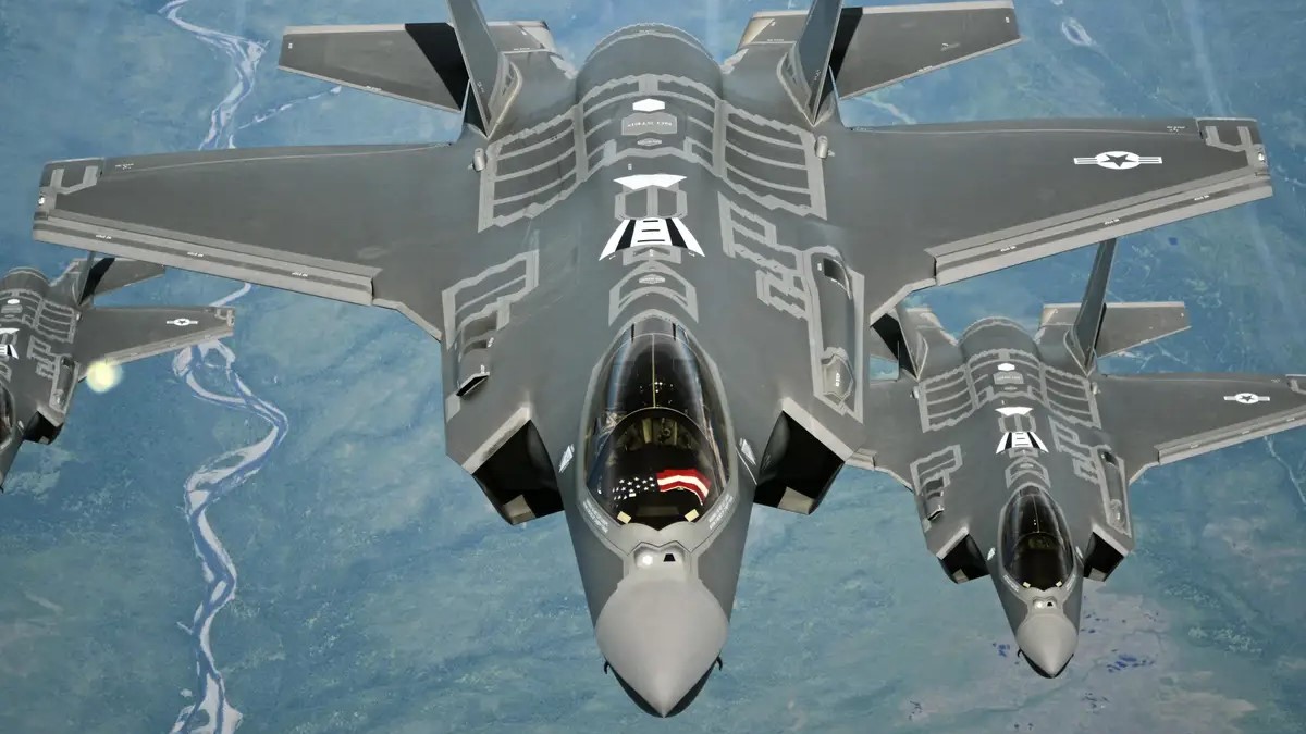 ভেনেজুয়েলা উপকূলে যুক্তরাষ্ট্রের এফ-৩৫ যুদ্ধবিমান